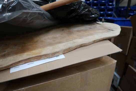 Div. Skærebrætter, pizzaspade, 2 stk. kasser med picnickurve m.m.