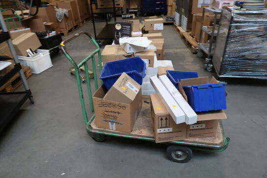 Opbevaringsvogn med indhold