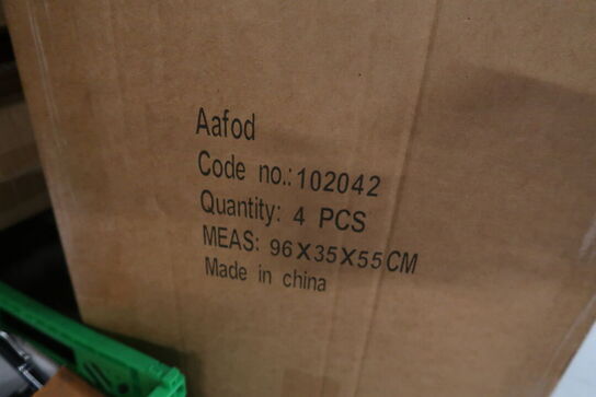 Div. Skærebrætter, pizzaspade, 2 stk. kasser med picnickurve m.m.