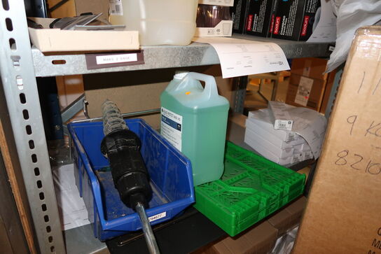 Lagerreol med div. Varelager, bestik, kokkeknive m.m. (se billeder for indhold)