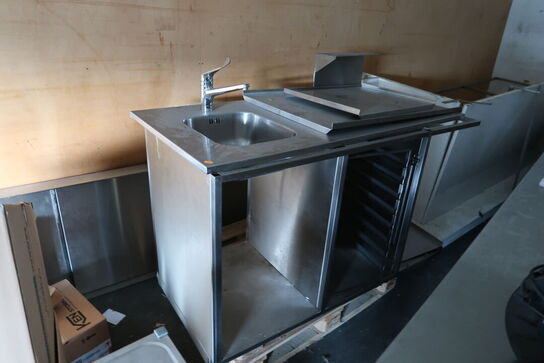Div. rustfri stålborde, med vask, armatur m.m. (alt skal medtages)