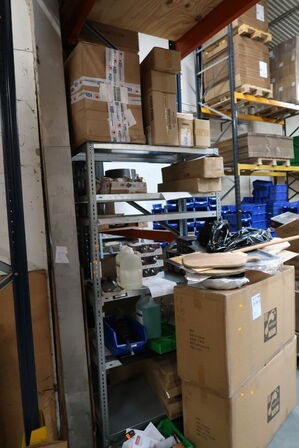 Lagerreol med div. Varelager, bestik, kokkeknive m.m. (se billeder for indhold)