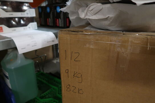 Div. Skærebrætter, pizzaspade, 2 stk. kasser med picnickurve m.m.