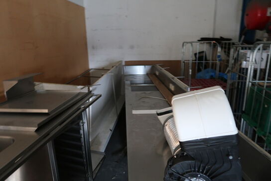 Div. rustfri stålborde, med vask, armatur m.m. (alt skal medtages)