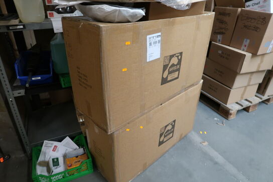 Div. Skærebrætter, pizzaspade, 2 stk. kasser med picnickurve m.m.