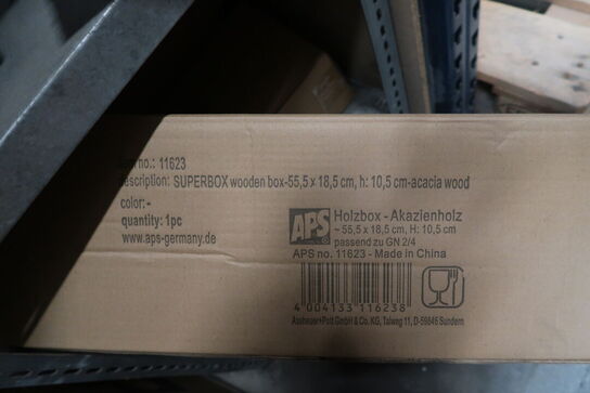 Lagerreol med div. Varelager, bestik, kokkeknive m.m. (se billeder for indhold)