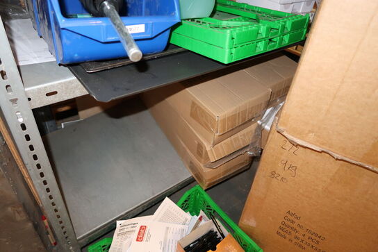 Lagerreol med div. Varelager, bestik, kokkeknive m.m. (se billeder for indhold)