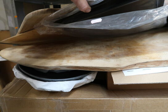 Div. Skærebrætter, pizzaspade, 2 stk. kasser med picnickurve m.m.