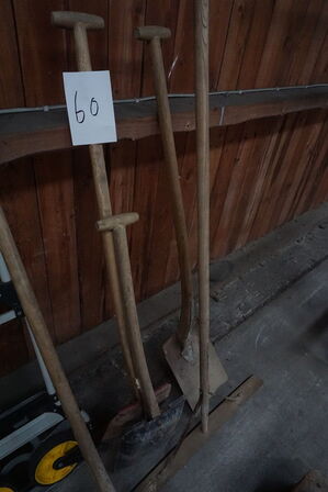 Diverse skovle, sækkevogn mv. 