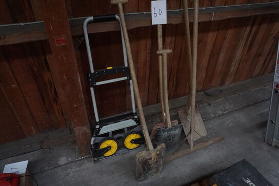 Diverse skovle, sækkevogn mv. 