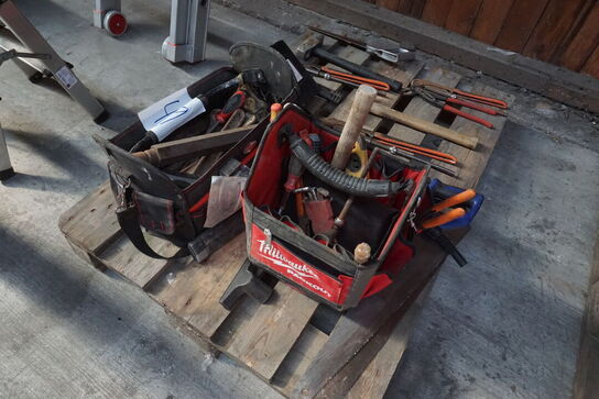 2 stk. værktøjskasser + diverse værktøjer