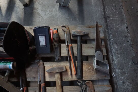 2 stk. værktøjskasser + diverse værktøjer