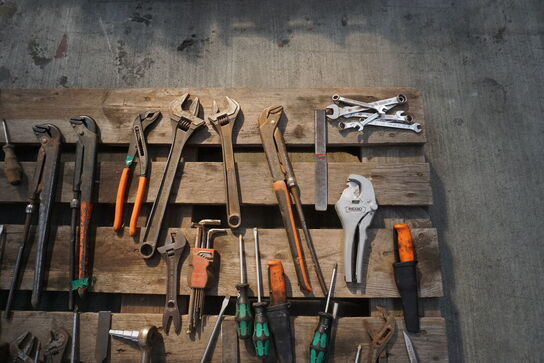 Palle med håndværktøj 