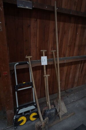 Diverse skovle, sækkevogn mv. 