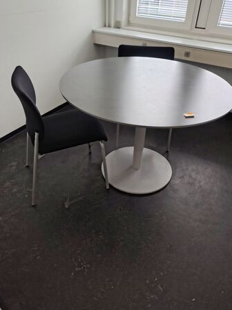 Rundt bord med to stole