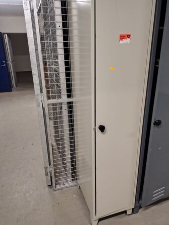 Et dobbelt og et enkelt omklædningsskab