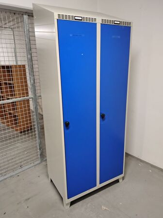 To dobbelte omklædningsskabe, blå