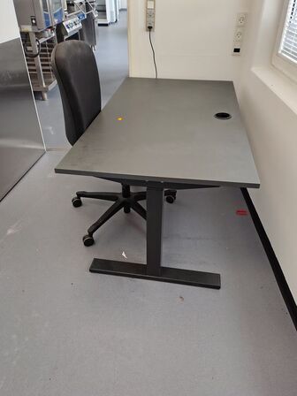 Hæve/sænkebord med stol