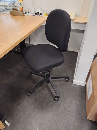 Hæve/sænkebord med stol