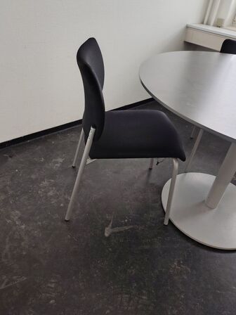 Rundt bord med to stole