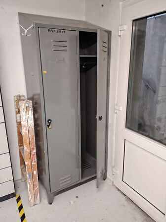 To dobbelte omklædningsskabe