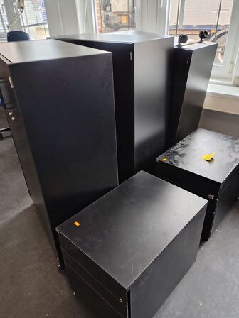 Tre skabe og to skuffemoduler