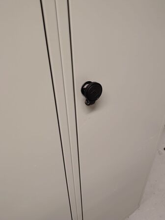 Et dobbelt og et enkelt omklædningsskab