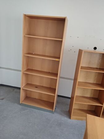 Parti skabe og et bord