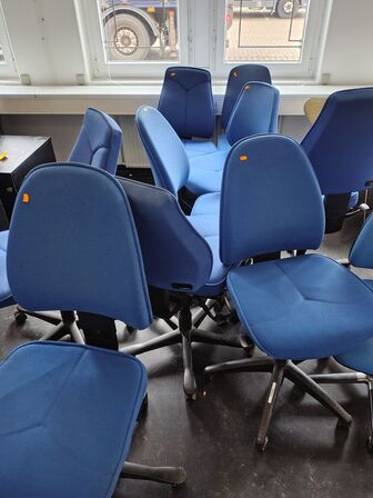 Parti blå kontorstole