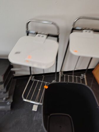 Fodstøtter og affaldsstativer