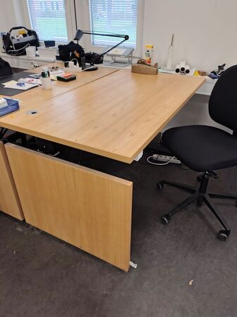 Hæve/sænkebord med stol