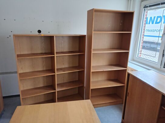 Parti skabe og et bord