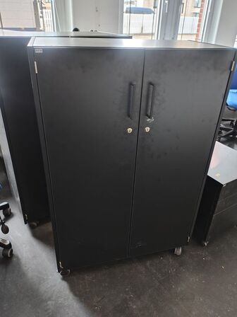 Tre skabe og to skuffemoduler