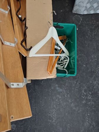 Parti knager, hattehylder og bøjler