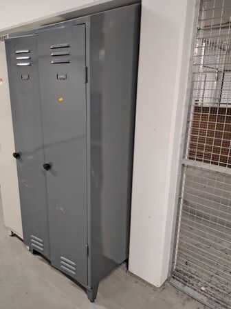 To dobbelte omklædningsskabe