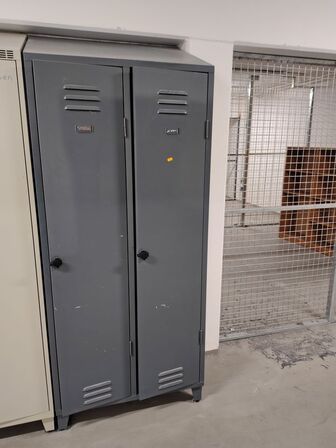 To dobbelte omklædningsskabe