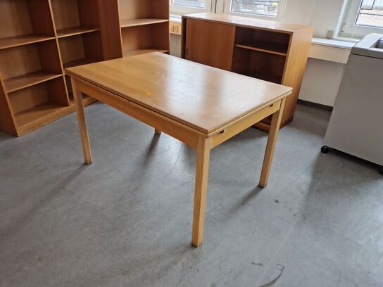 Parti skabe og et bord