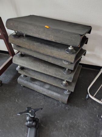 Fodstøtter og affaldsstativer