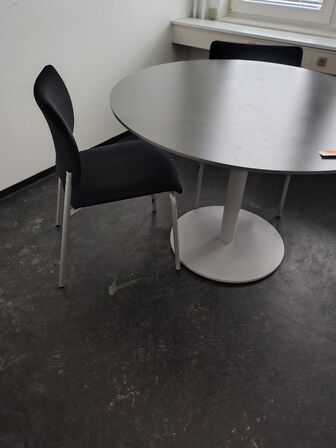 Rundt bord med to stole