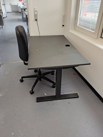 Hæve/sænkebord med stol