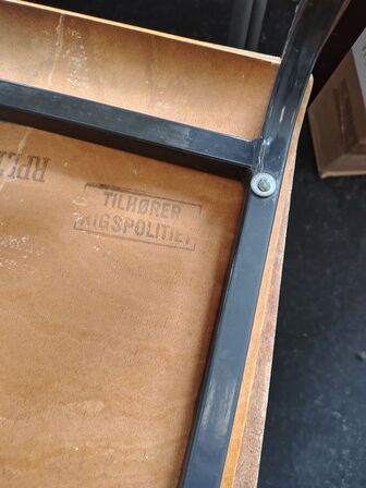 Fire gamle skolestole, assorterede