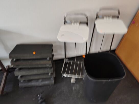 Fodstøtter og affaldsstativer