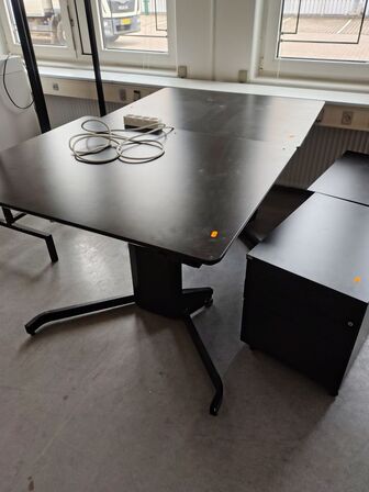 To hæve/sænkeborde og to skuffemoduler