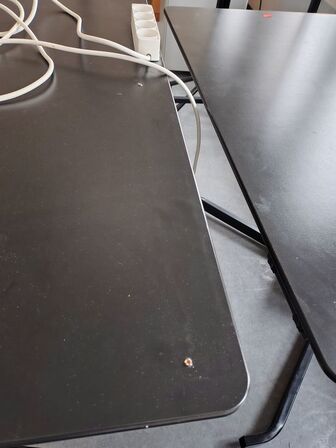 To hæve/sænkeborde og to skuffemoduler