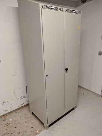 Et dobbelt og et enkelt omklædningsskab