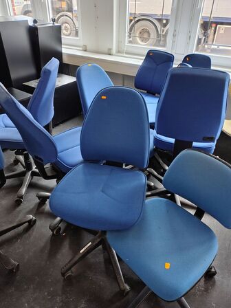 Parti blå kontorstole