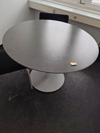 Rundt bord med to stole