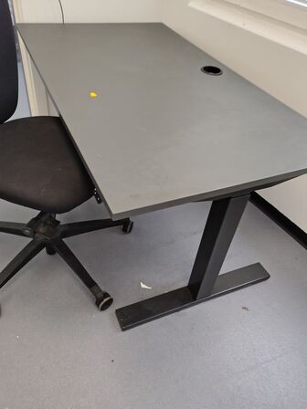 Hæve/sænkebord med stol