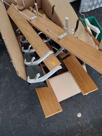 Parti knager, hattehylder og bøjler