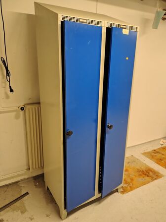 To dobbelte omklædningsskabe, blå